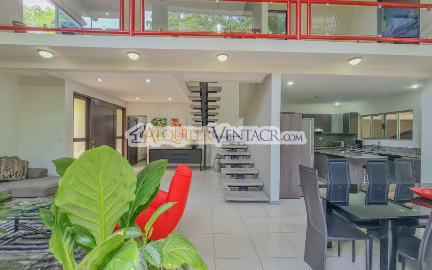 Lujoso condo con jardín en Brasil de Mora Santa Ana