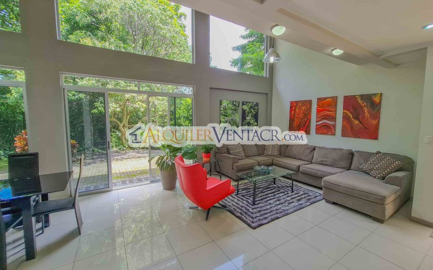 Lujoso condo con jardín en Brasil de Mora Santa Ana