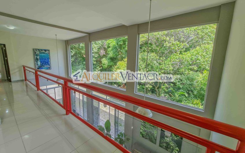 Lujoso condo con jardín en Brasil de Mora Santa Ana