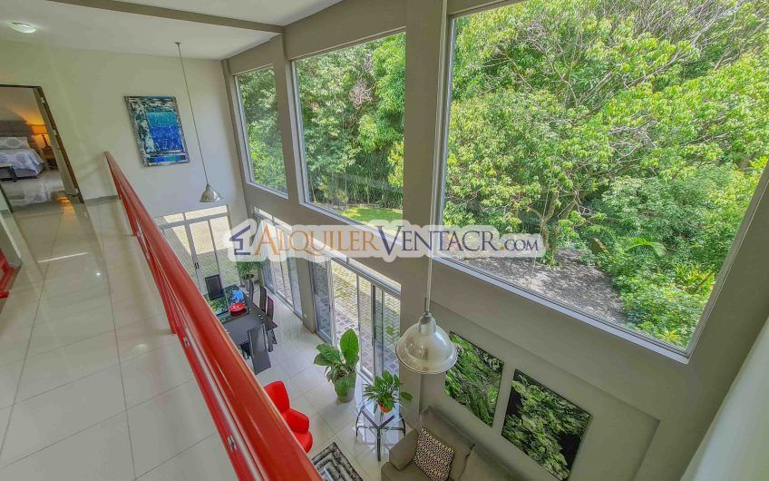 Lujoso condo con jardín en Brasil de Mora Santa Ana