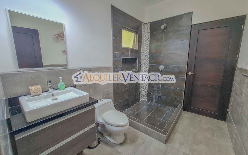 Lujoso condo con jardín en Brasil de Mora Santa Ana