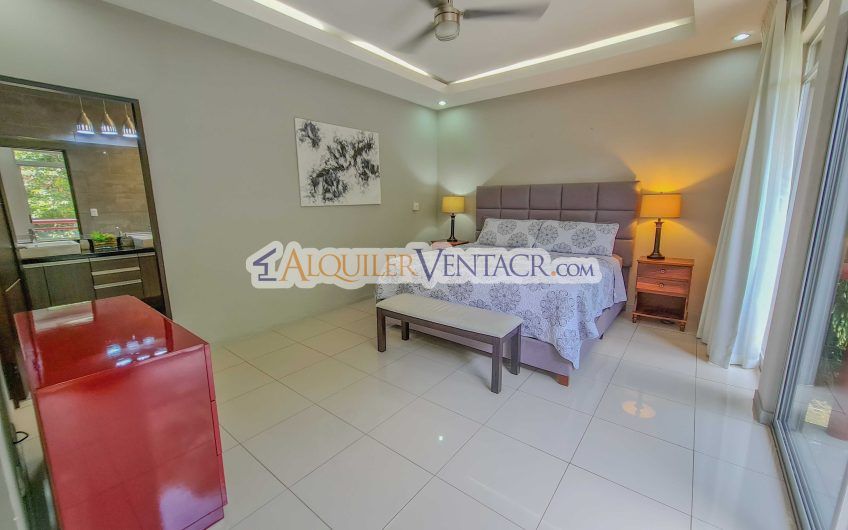 Lujoso condo con jardín en Brasil de Mora Santa Ana