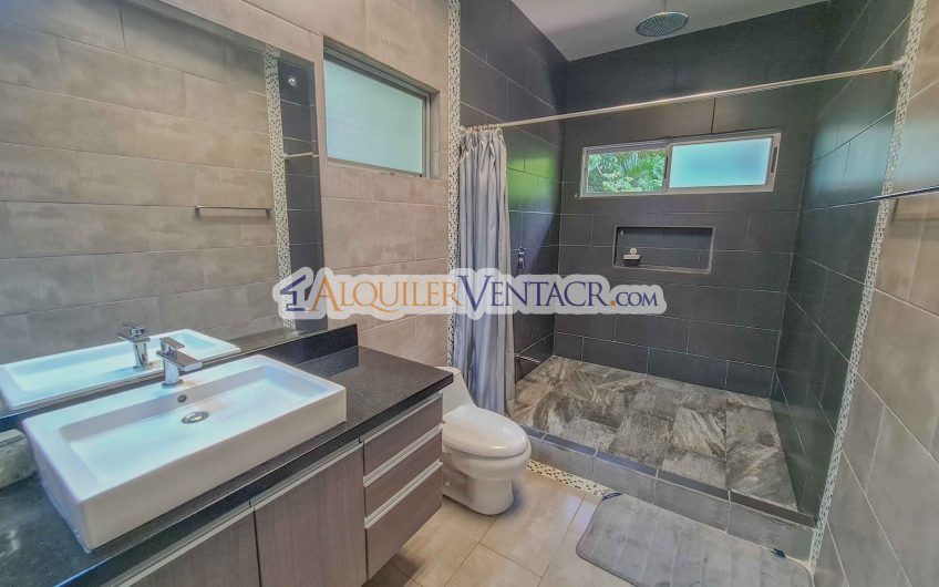Lujoso condo con jardín en Brasil de Mora Santa Ana