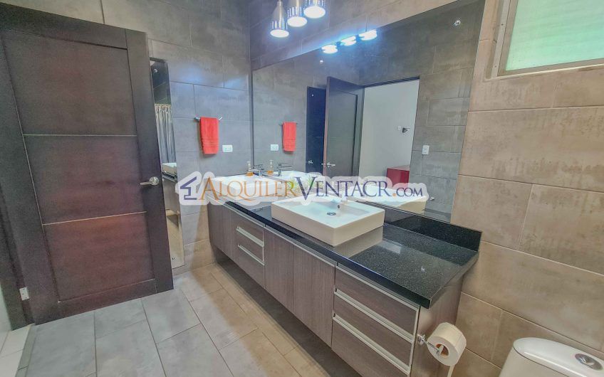 Lujoso condo con jardín en Brasil de Mora Santa Ana
