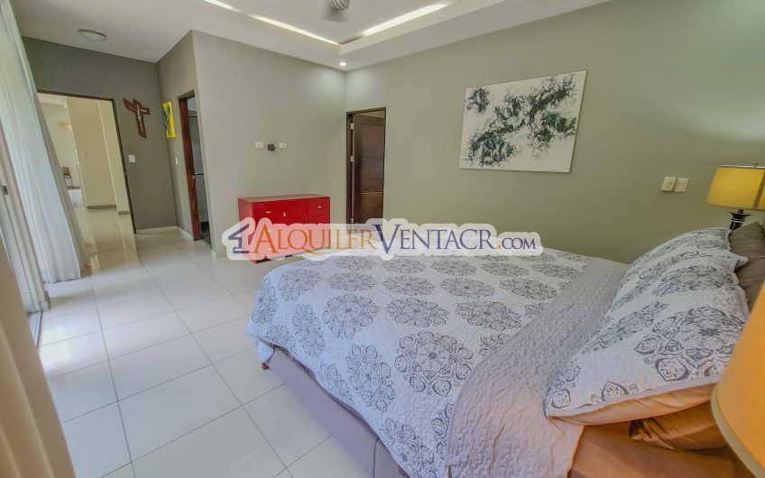 Lujoso condo con jardín en Brasil de Mora Santa Ana