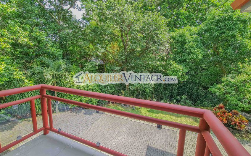 Lujoso condo con jardín en Brasil de Mora Santa Ana