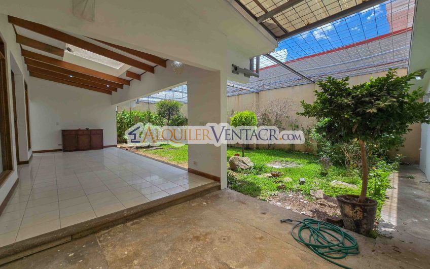 Casa de Un Nivel de 450 m2 con 540 m2 lote en Trejos Montealegre Escazú