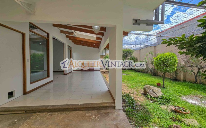 Casa de Un Nivel de 450 m2 con 540 m2 lote en Trejos Montealegre Escazú