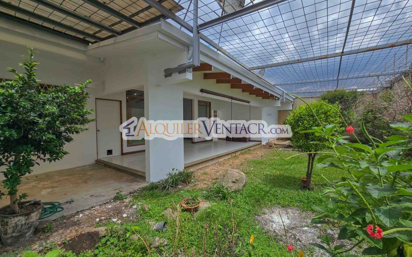 Casa de Un Nivel de 450 m2 con 540 m2 lote en Trejos Montealegre Escazú