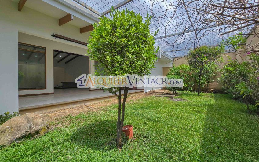 Casa de Un Nivel de 450 m2 con 540 m2 lote en Trejos Montealegre Escazú