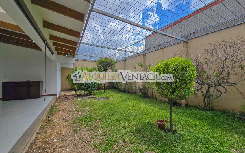 Casa de Un Nivel de 450 m2 con 540 m2 lote en Trejos Montealegre Escazú