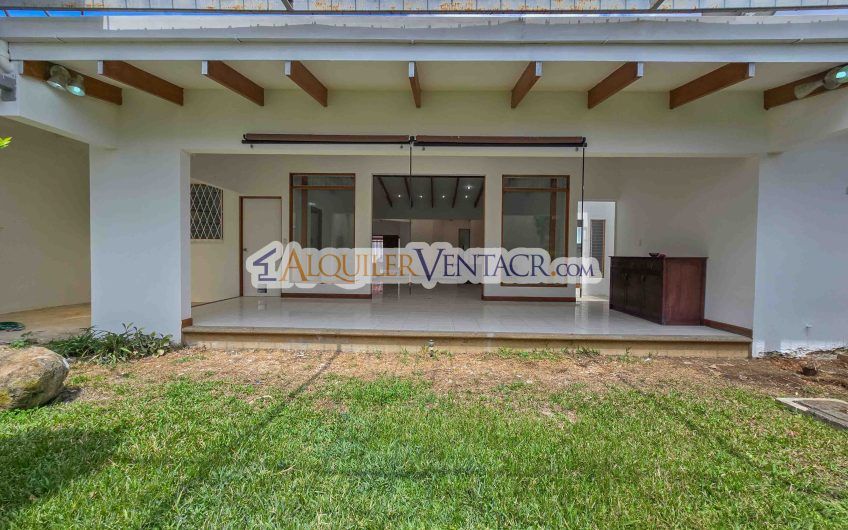 Casa de Un Nivel de 450 m2 con 540 m2 lote en Trejos Montealegre Escazú