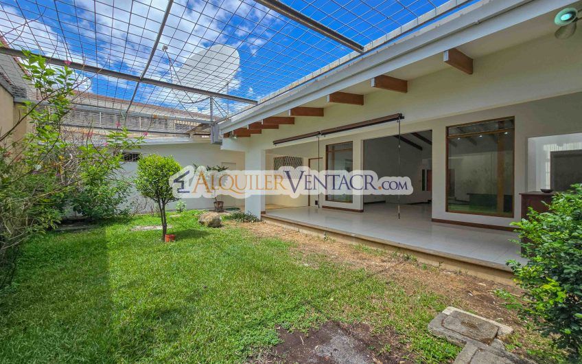 Casa de Un Nivel de 450 m2 con 540 m2 lote en Trejos Montealegre Escazú