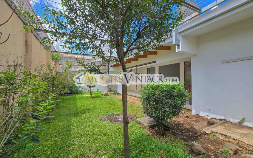 Casa de Un Nivel de 450 m2 con 540 m2 lote en Trejos Montealegre Escazú
