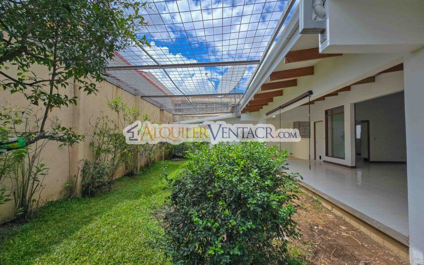 Casa de Un Nivel de 450 m2 con 540 m2 lote en Trejos Montealegre Escazú