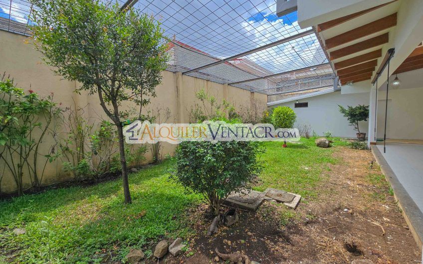 Casa de Un Nivel de 450 m2 con 540 m2 lote en Trejos Montealegre Escazú