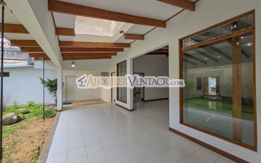 Casa de Un Nivel de 450 m2 con 540 m2 lote en Trejos Montealegre Escazú