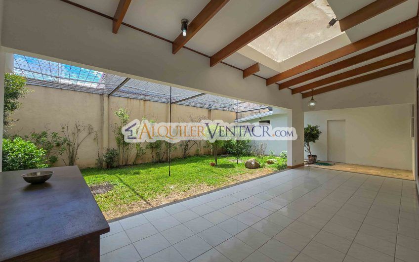 Casa de Un Nivel de 450 m2 con 540 m2 lote en Trejos Montealegre Escazú