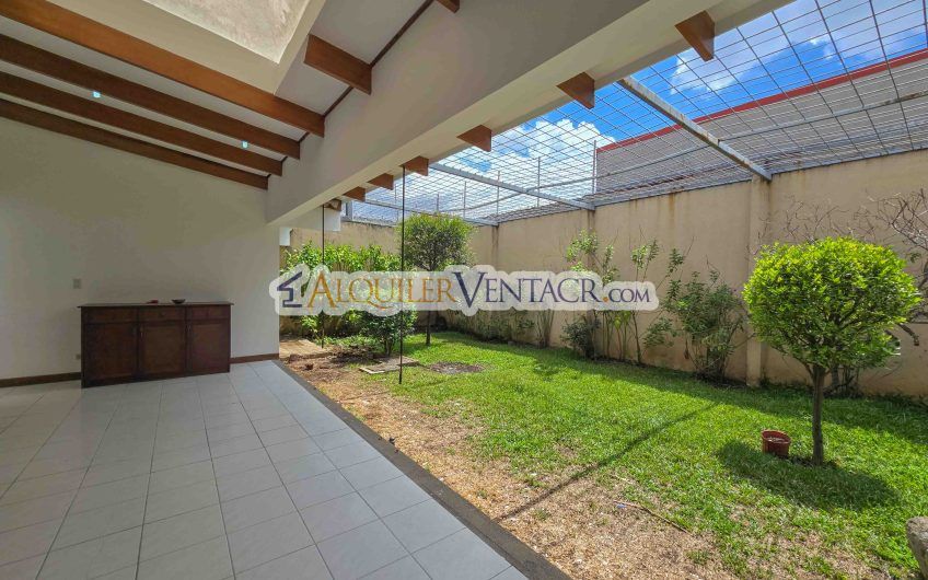 Casa de Un Nivel de 450 m2 con 540 m2 lote en Trejos Montealegre Escazú