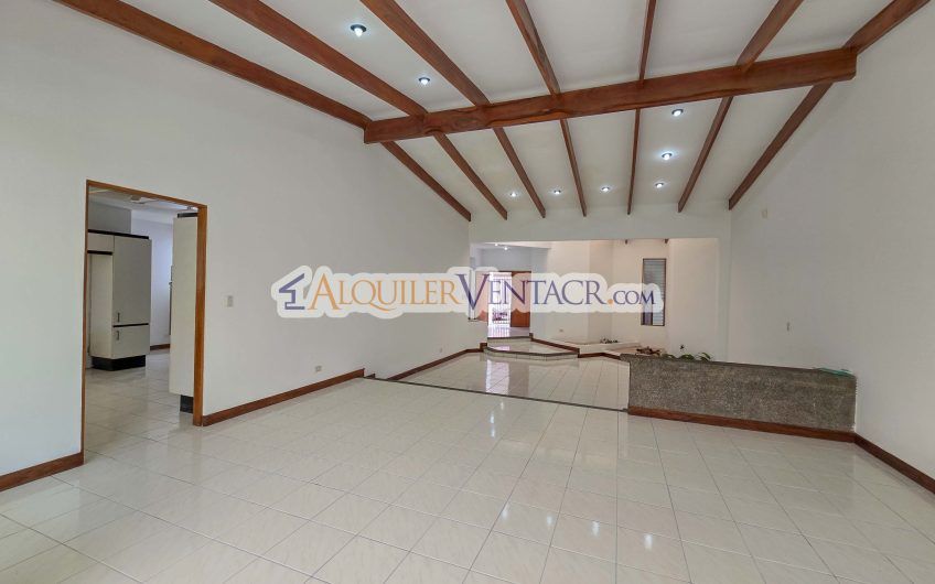 Casa de Un Nivel de 450 m2 con 540 m2 lote en Trejos Montealegre Escazú
