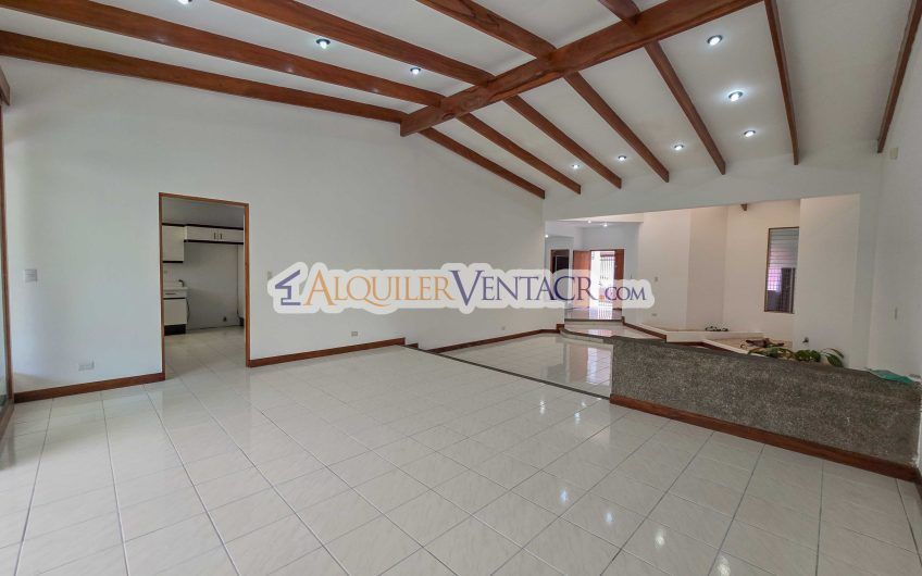 Casa de Un Nivel de 450 m2 con 540 m2 lote en Trejos Montealegre Escazú