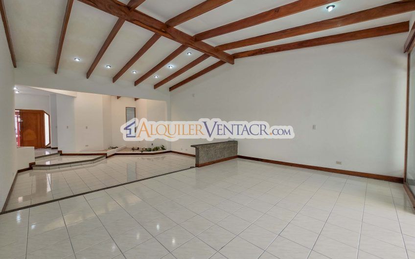 Casa de Un Nivel de 450 m2 con 540 m2 lote en Trejos Montealegre Escazú