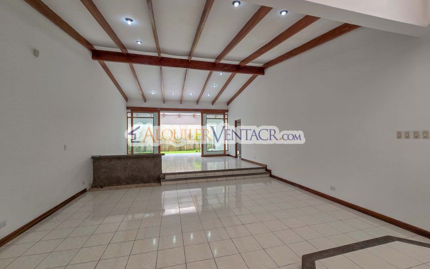 Casa de Un Nivel de 450 m2 con 540 m2 lote en Trejos Montealegre Escazú
