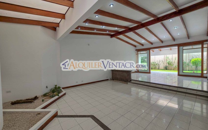 Casa de Un Nivel de 450 m2 con 540 m2 lote en Trejos Montealegre Escazú