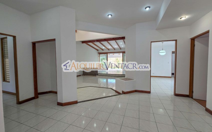 Casa de Un Nivel de 450 m2 con 540 m2 lote en Trejos Montealegre Escazú