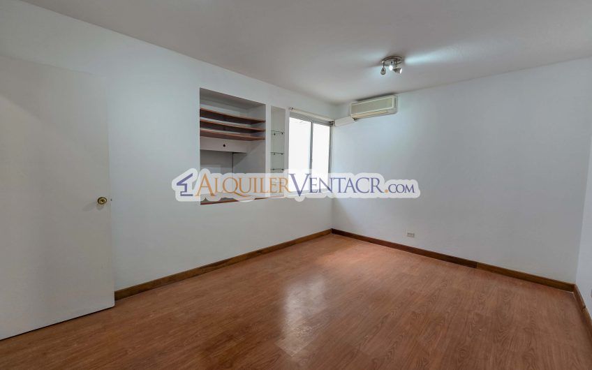 Casa de Un Nivel de 450 m2 con 540 m2 lote en Trejos Montealegre Escazú