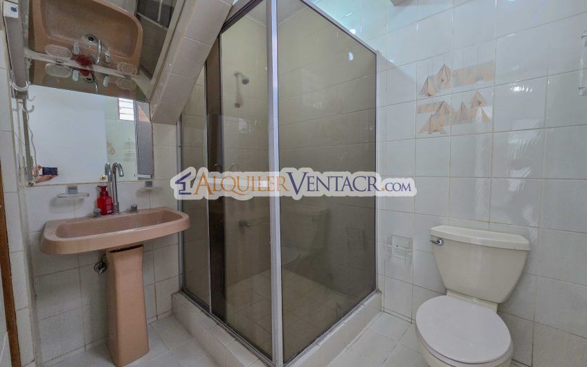 Casa de Un Nivel de 450 m2 con 540 m2 lote en Trejos Montealegre Escazú