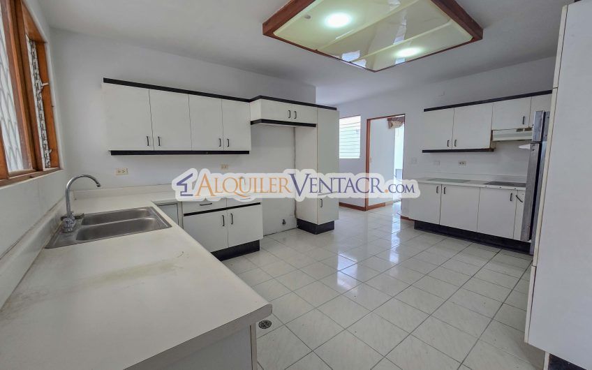 Casa de Un Nivel de 450 m2 con 540 m2 lote en Trejos Montealegre Escazú