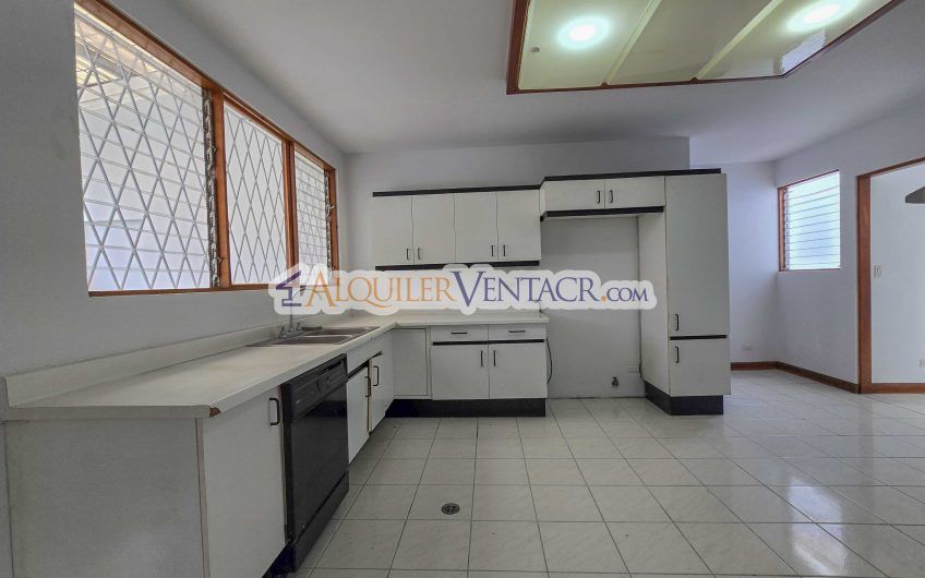 Casa de Un Nivel de 450 m2 con 540 m2 lote en Trejos Montealegre Escazú