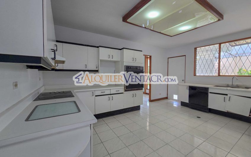 Casa de Un Nivel de 450 m2 con 540 m2 lote en Trejos Montealegre Escazú