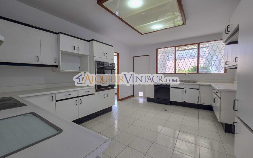 Casa de Un Nivel de 450 m2 con 540 m2 lote en Trejos Montealegre Escazú