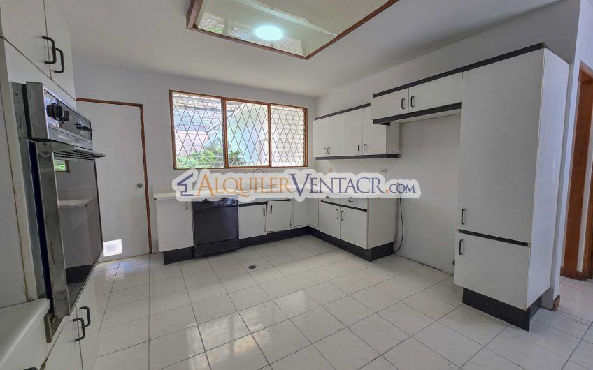 Casa de Un Nivel de 450 m2 con 540 m2 lote en Trejos Montealegre Escazú