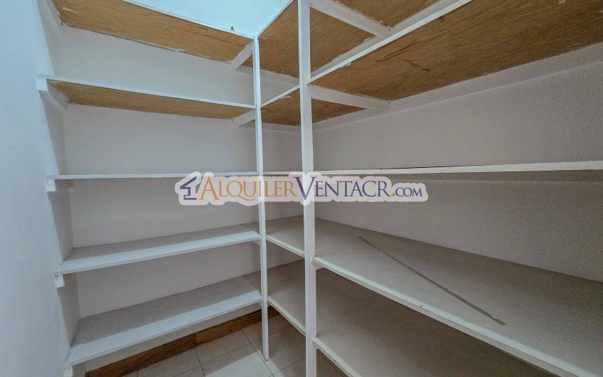 Casa de Un Nivel de 450 m2 con 540 m2 lote en Trejos Montealegre Escazú