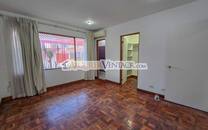Casa de Un Nivel de 450 m2 con 540 m2 lote en Trejos Montealegre Escazú
