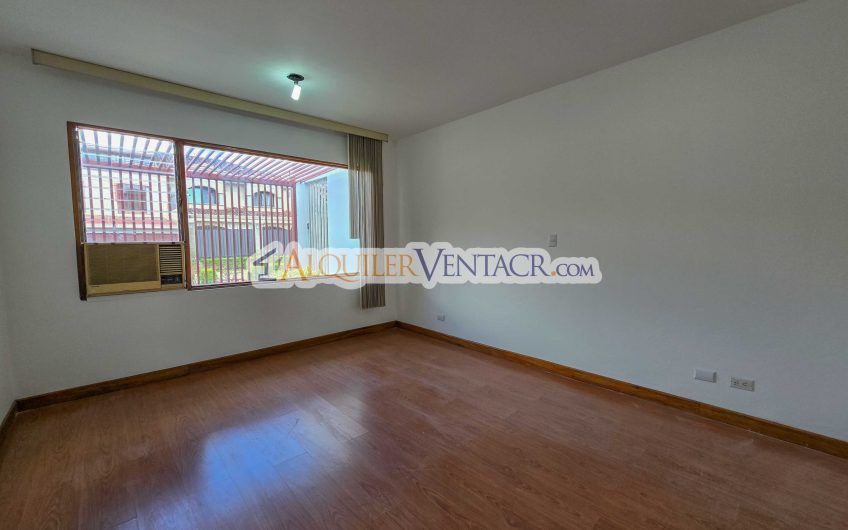 Casa de Un Nivel de 450 m2 con 540 m2 lote en Trejos Montealegre Escazú