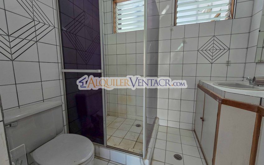 Casa de Un Nivel de 450 m2 con 540 m2 lote en Trejos Montealegre Escazú