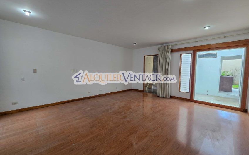 Casa de Un Nivel de 450 m2 con 540 m2 lote en Trejos Montealegre Escazú