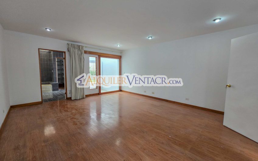 Casa de Un Nivel de 450 m2 con 540 m2 lote en Trejos Montealegre Escazú