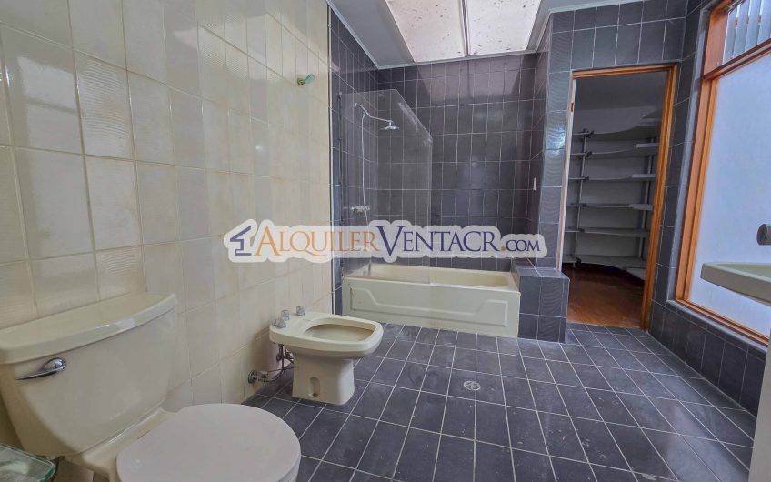 Casa de Un Nivel de 450 m2 con 540 m2 lote en Trejos Montealegre Escazú