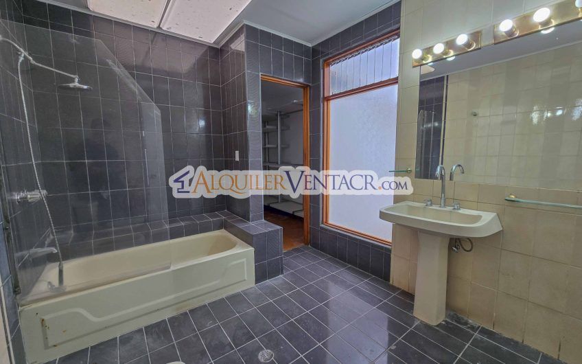Casa de Un Nivel de 450 m2 con 540 m2 lote en Trejos Montealegre Escazú