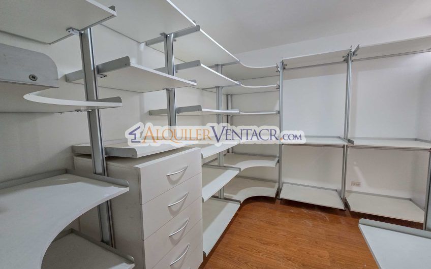 Casa de Un Nivel de 450 m2 con 540 m2 lote en Trejos Montealegre Escazú