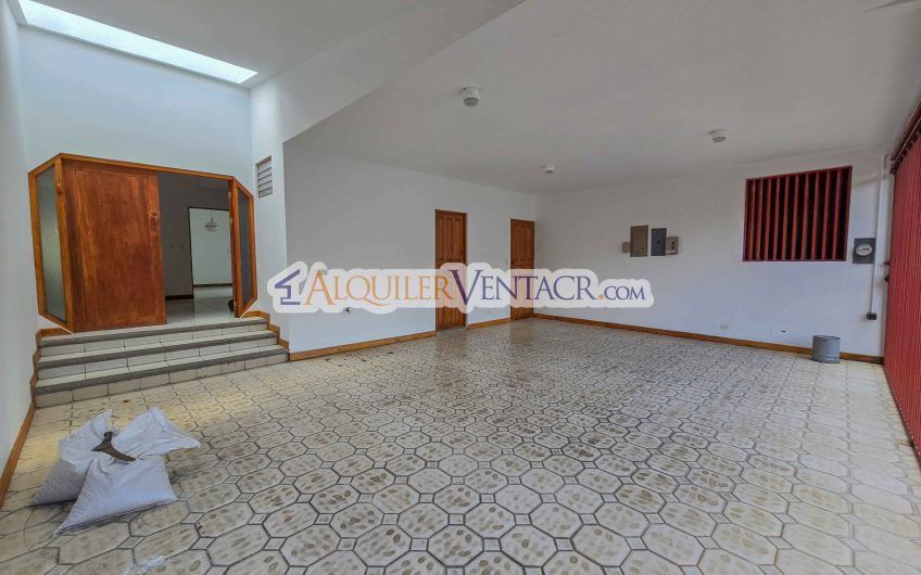Casa de Un Nivel de 450 m2 con 540 m2 lote en Trejos Montealegre Escazú