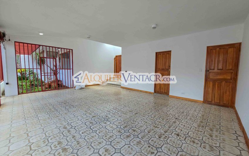 Casa de Un Nivel de 450 m2 con 540 m2 lote en Trejos Montealegre Escazú