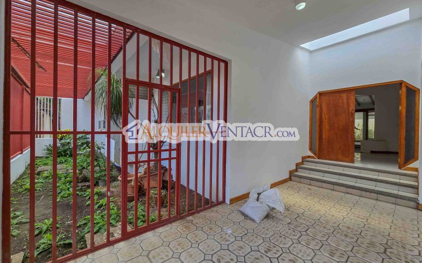 Casa de Un Nivel de 450 m2 con 540 m2 lote en Trejos Montealegre Escazú