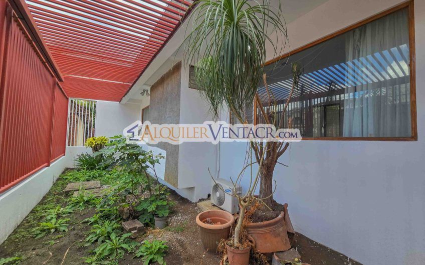 Casa de Un Nivel de 450 m2 con 540 m2 lote en Trejos Montealegre Escazú