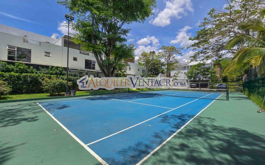 Condo de 337 m2 con 4 habit. y terrazas en Santa Ana Pozos